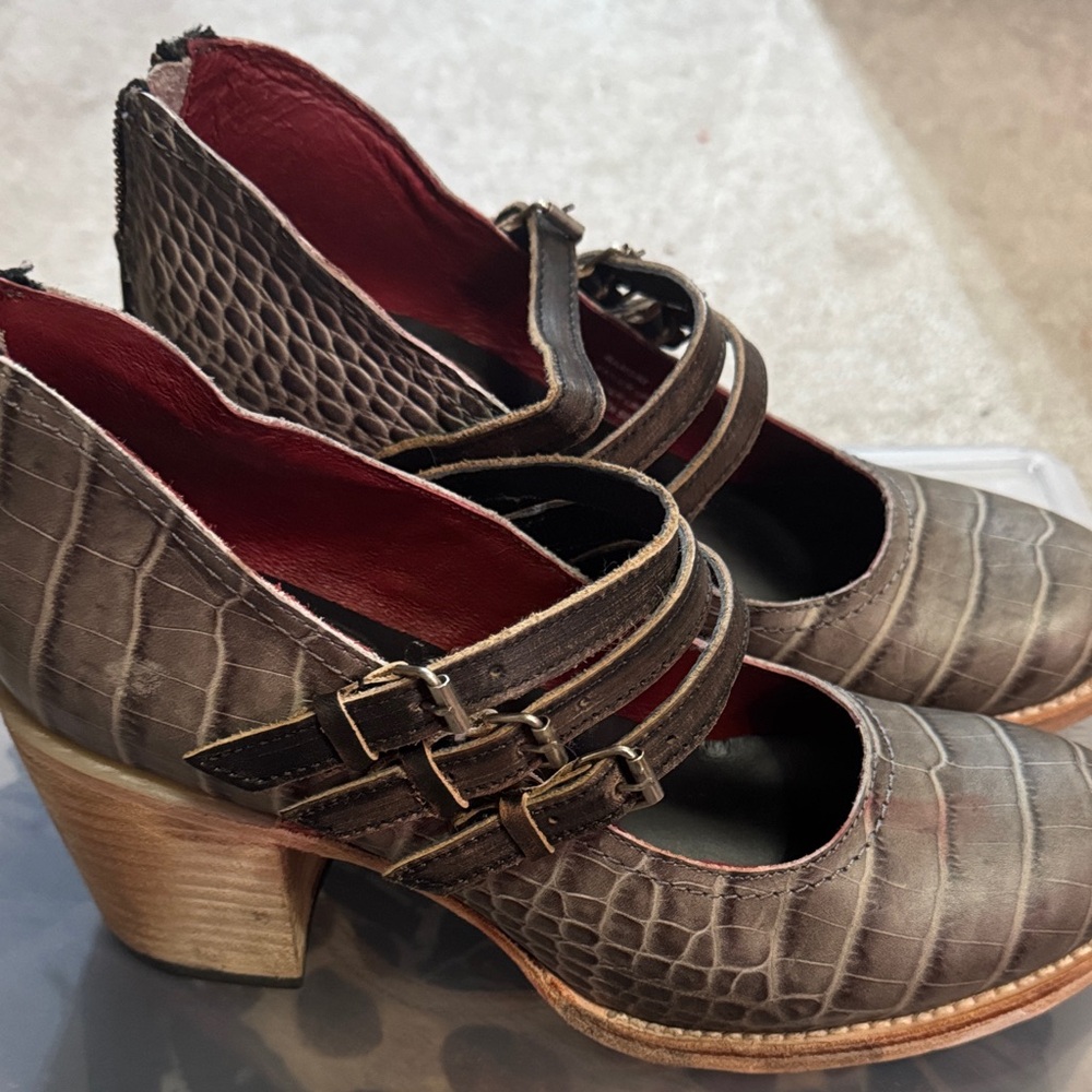 Freebird Ramsey Brown/grayish Croc-Patterned Heels